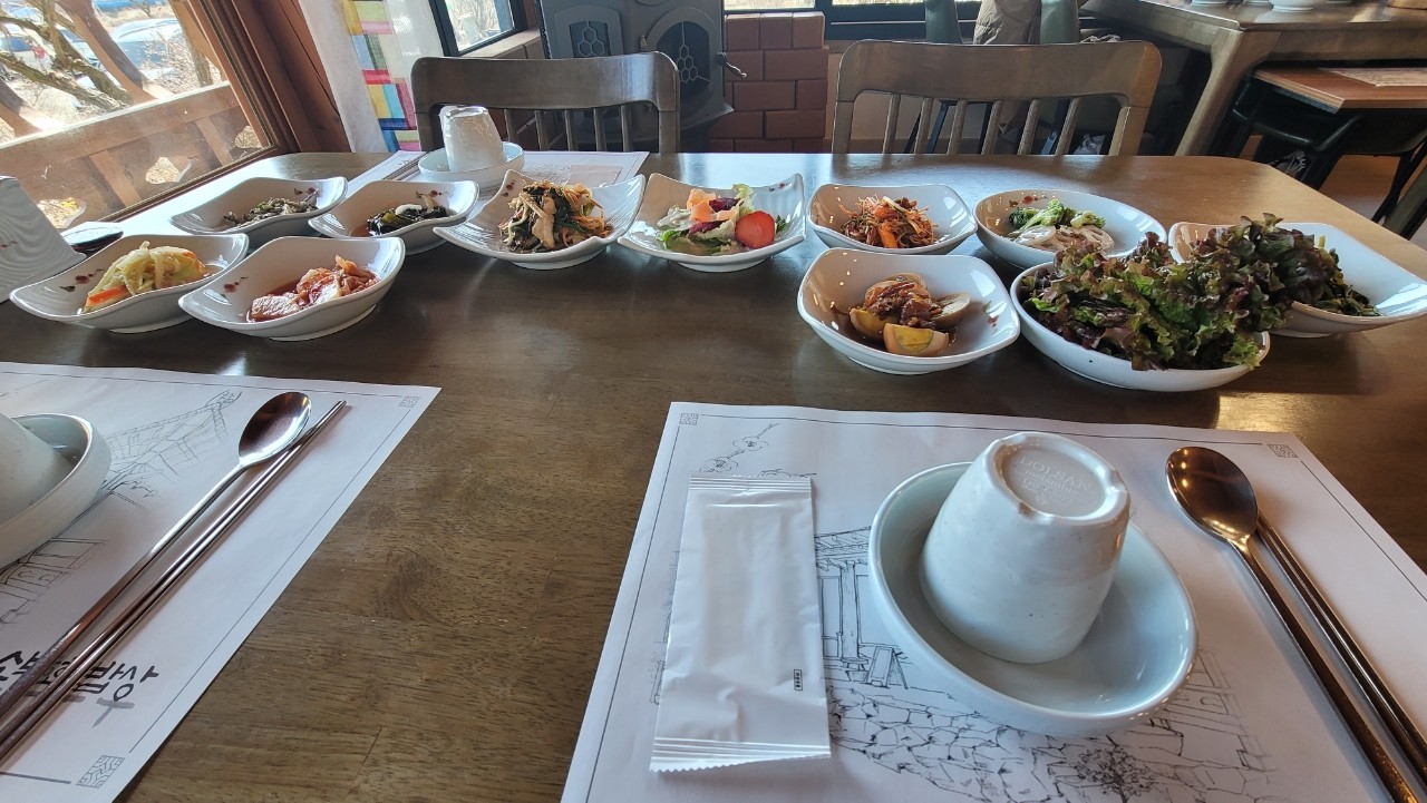 테이블, 접시, 식사, 식탁이(가) 표시된 사진

자동 생성된 설명