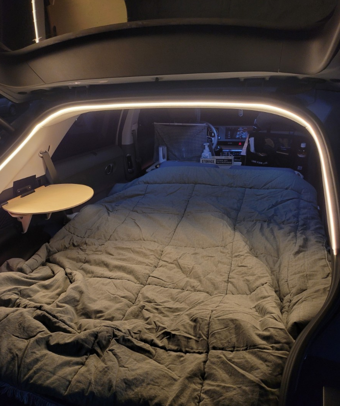 자동차, 실내, 침대이(가) 표시된 사진

자동 생성된 설명