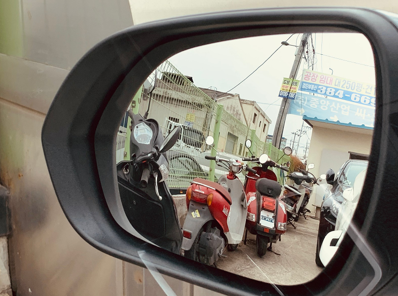 거울, 자동차, 반사, 차량이(가) 표시된 사진

자동 생성된 설명