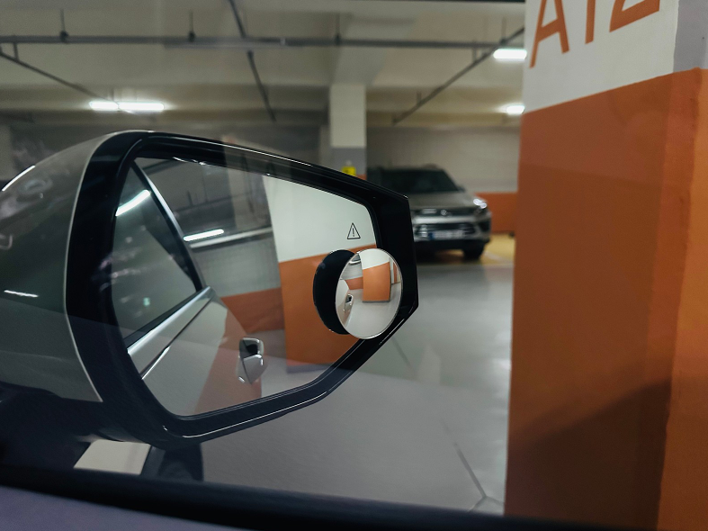 실내, 자동차 미러, 거울이(가) 표시된 사진

자동 생성된 설명