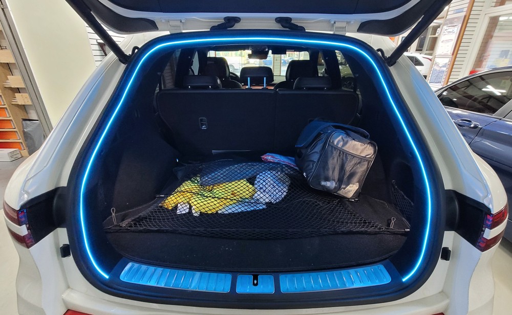 자동차, 차 트렁크, 블루, 밴이(가) 표시된 사진

자동 생성된 설명