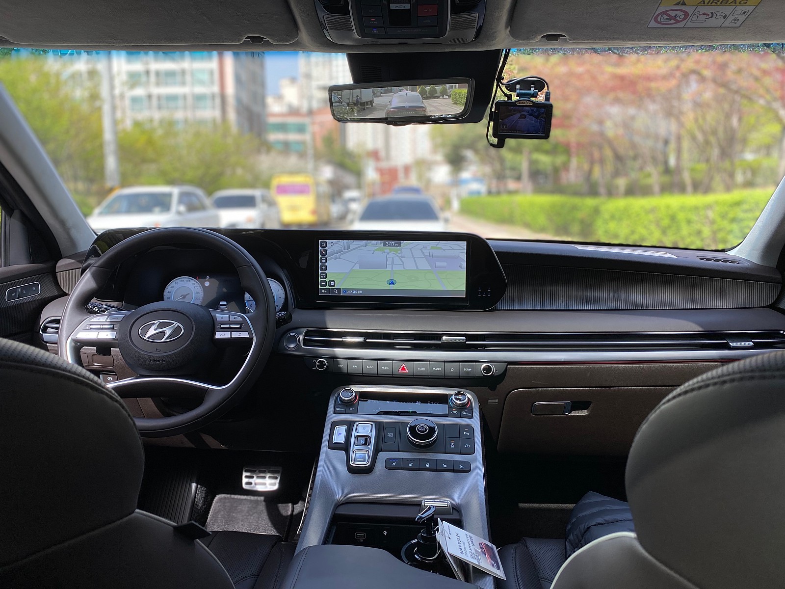 자동차, 장치, 제어판이(가) 표시된 사진
자동 생성된 설명