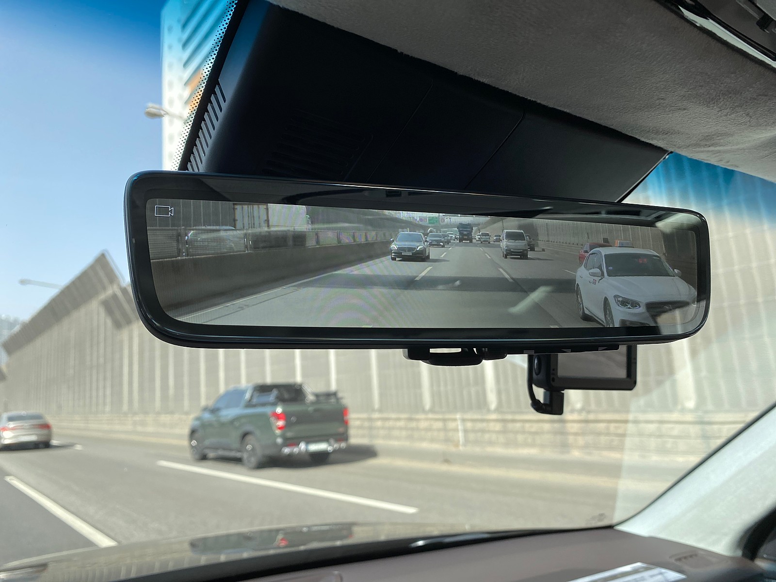 자동차 미러, 거울이(가) 표시된 사진
자동 생성된 설명