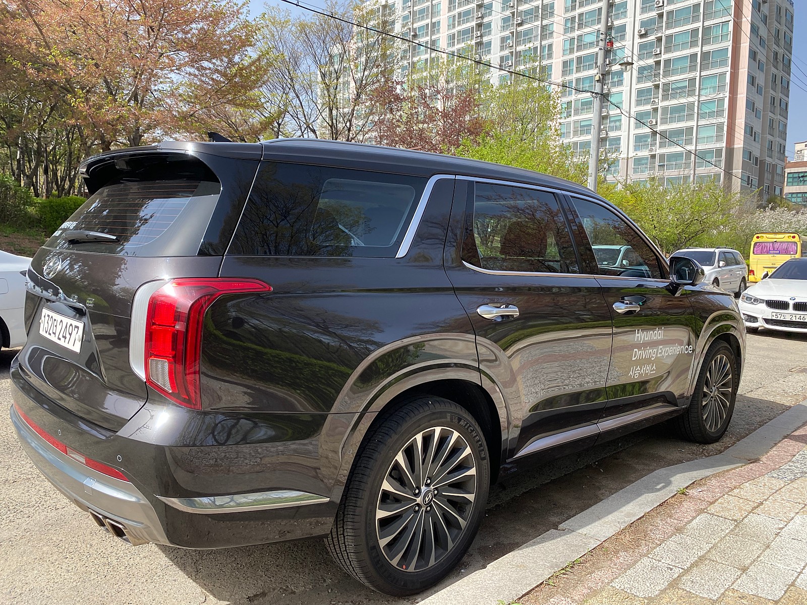 자동차, 야외, 도로, 주차된이(가) 표시된 사진
자동 생성된 설명