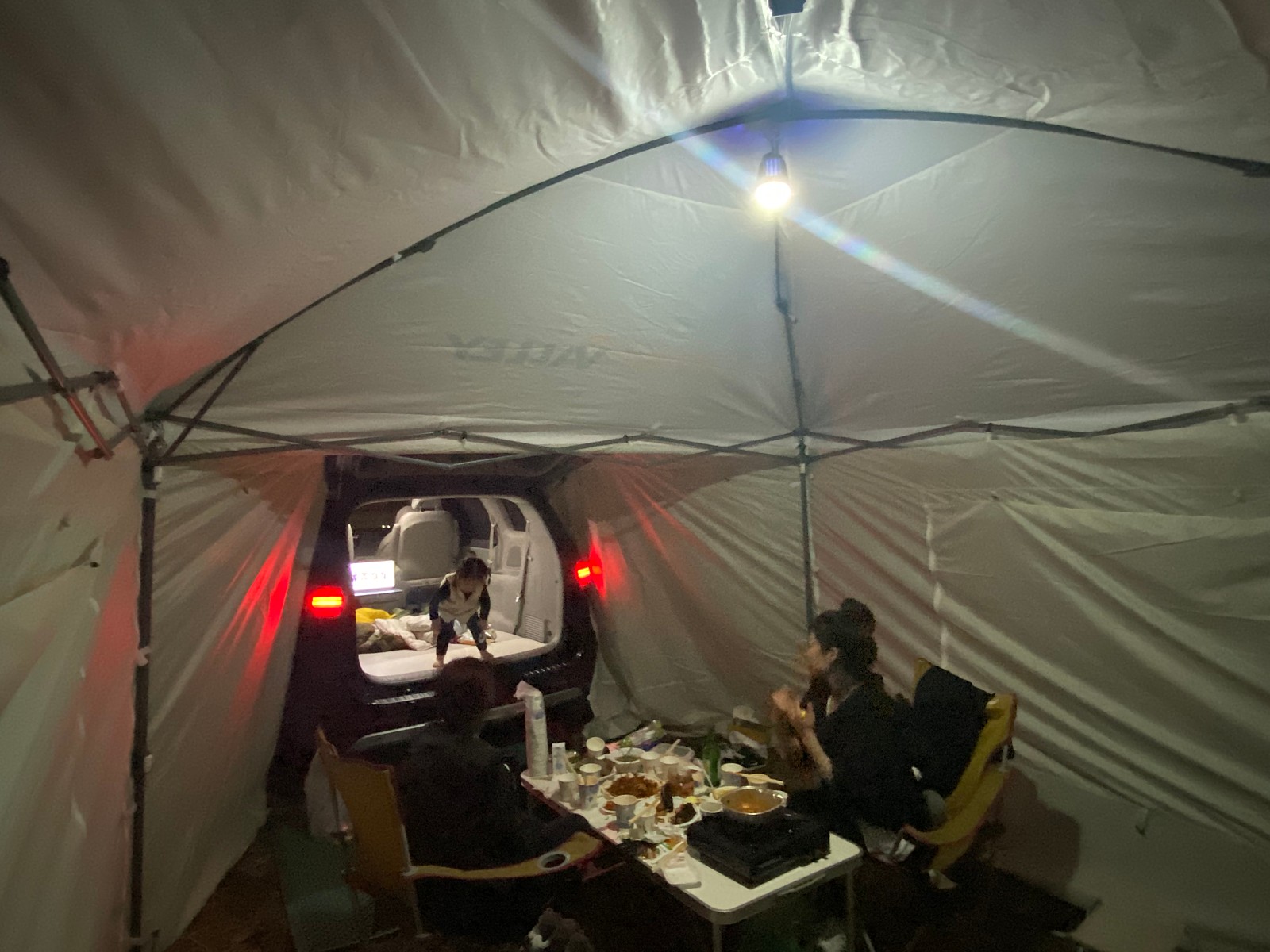 텐트, 방수포, 캠핑, 테이블이(가) 표시된 사진

자동 생성된 설명
