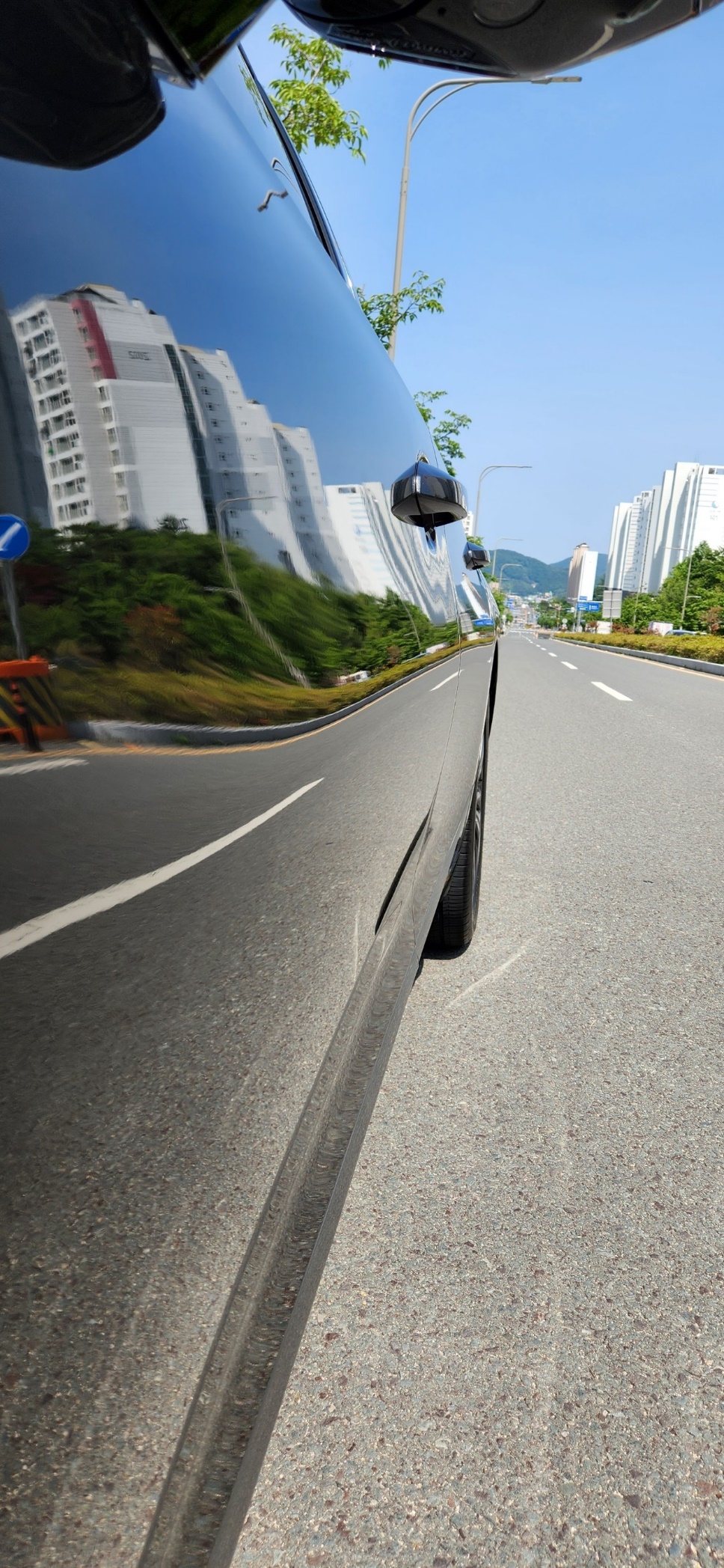 야외, 도로, 하늘, 도로 표면이(가) 표시된 사진
자동 생성된 설명