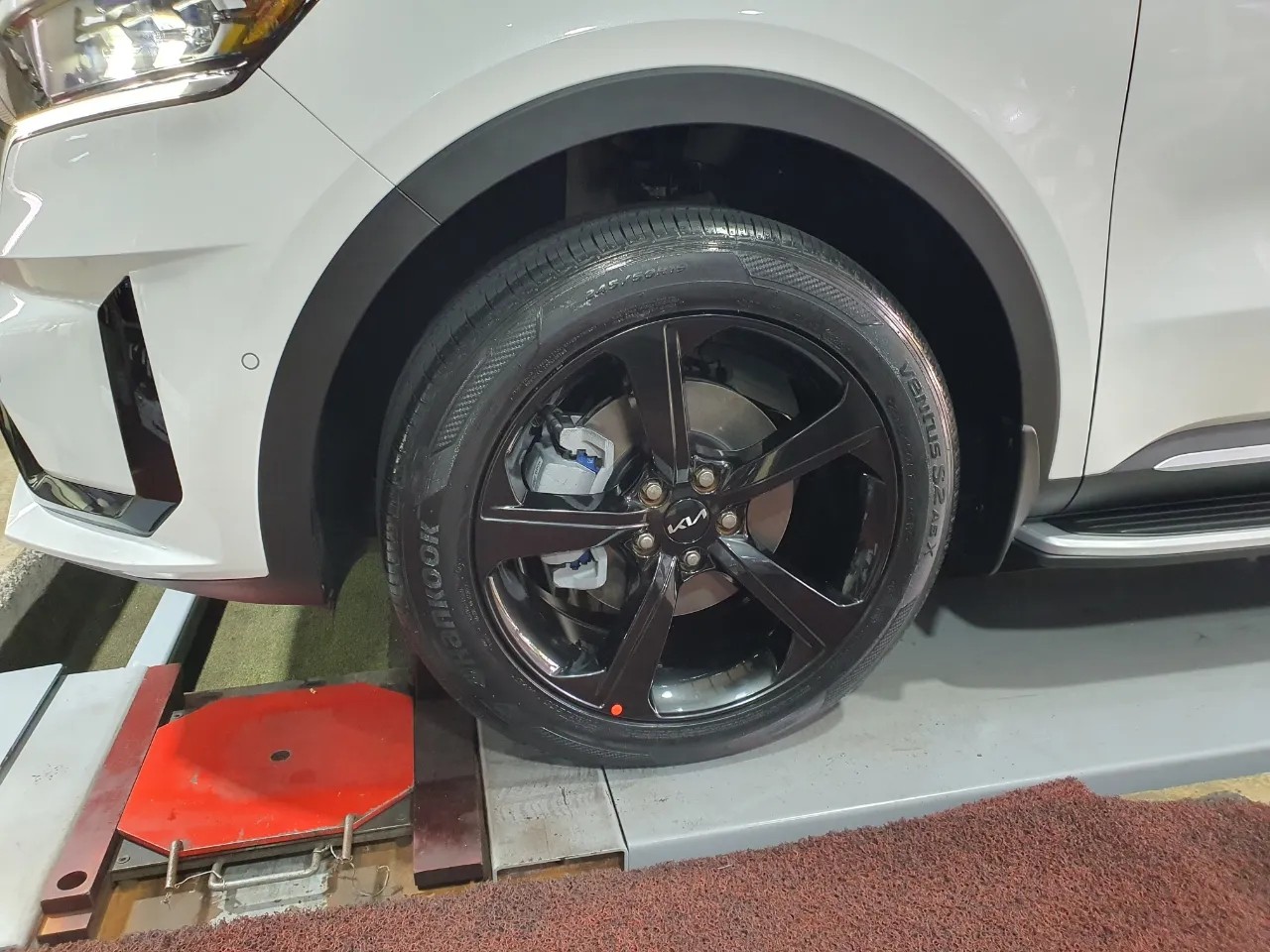 타이어, 자동차 부품, 자동차, 차량이(가) 표시된 사진

자동 생성된 설명