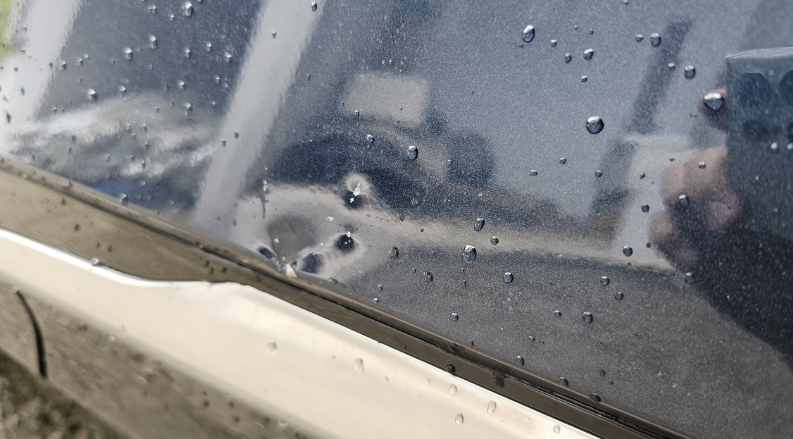 자동차, 야외, 바람막이, 창문이(가) 표시된 사진

자동 생성된 설명