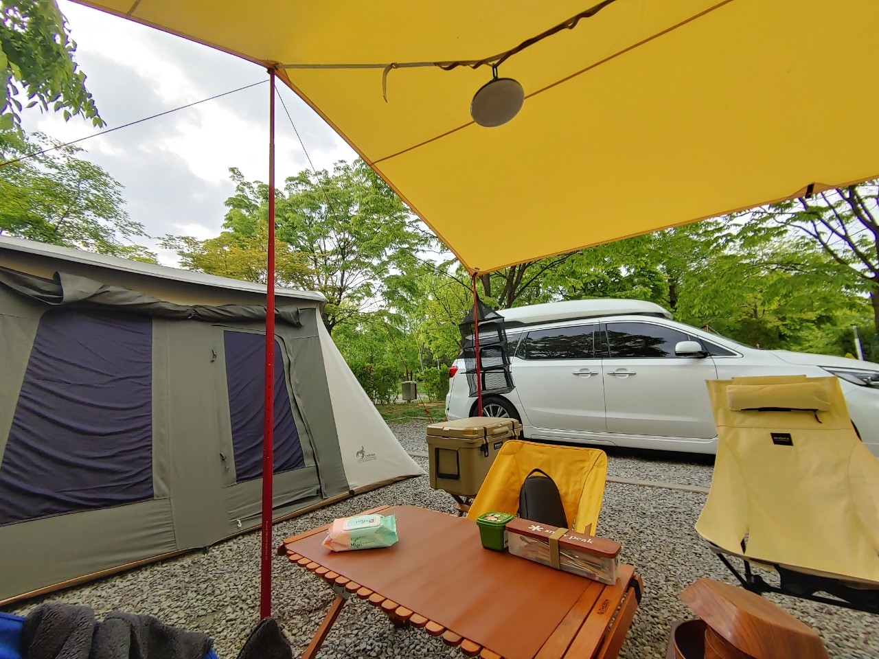 야외, 텐트, 나무, 차량이(가) 표시된 사진

자동 생성된 설명