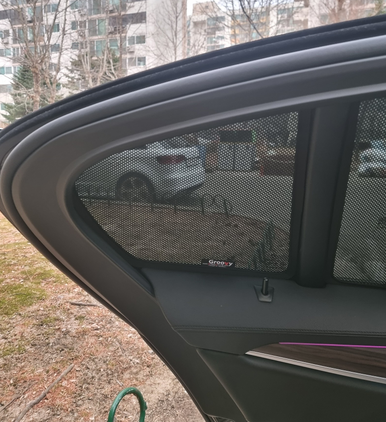 야외, 자동차, 거울, 창문이(가) 표시된 사진

자동 생성된 설명
