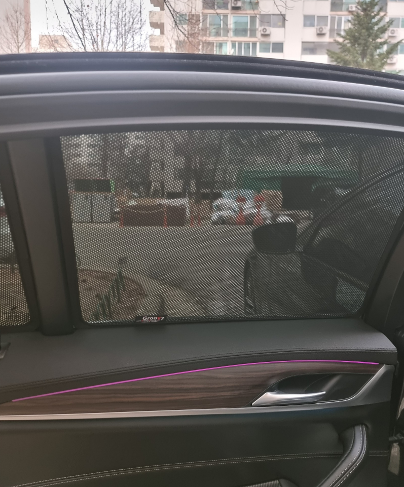 자동차, 창문, 야외, 거울이(가) 표시된 사진

자동 생성된 설명