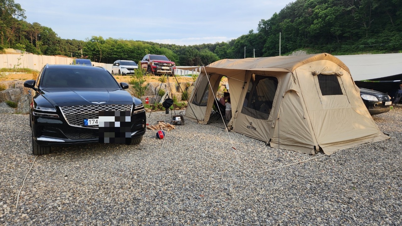 야외, 텐트, 육상 차량, 차량이(가) 표시된 사진

자동 생성된 설명