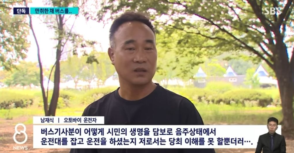 텍스트, 인간의 얼굴, 의류, 야외이(가) 표시된 사진

자동 생성된 설명