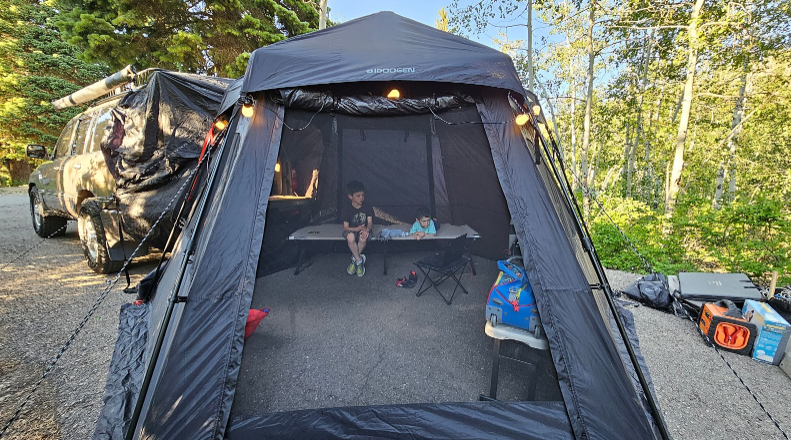 야외, 나무, 캠핑, 텐트이(가) 표시된 사진

자동 생성된 설명