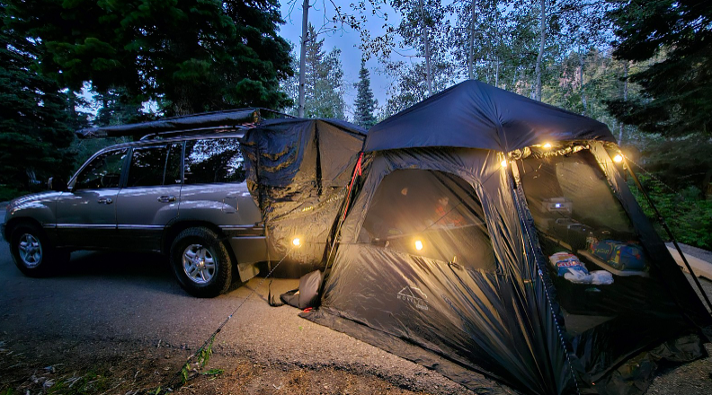 야외, 텐트, 육상 차량, 바퀴이(가) 표시된 사진

자동 생성된 설명