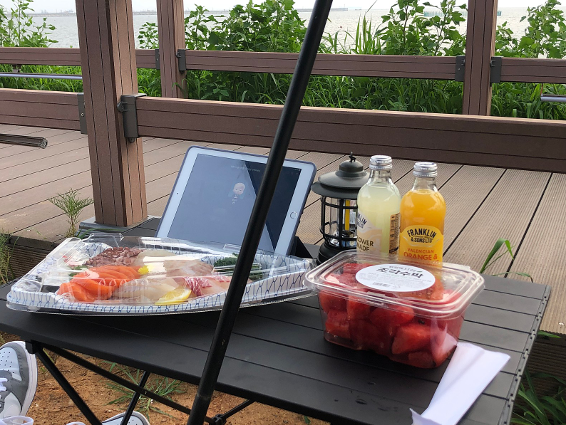 주스, 야외, 테이블, 음식이(가) 표시된 사진

자동 생성된 설명