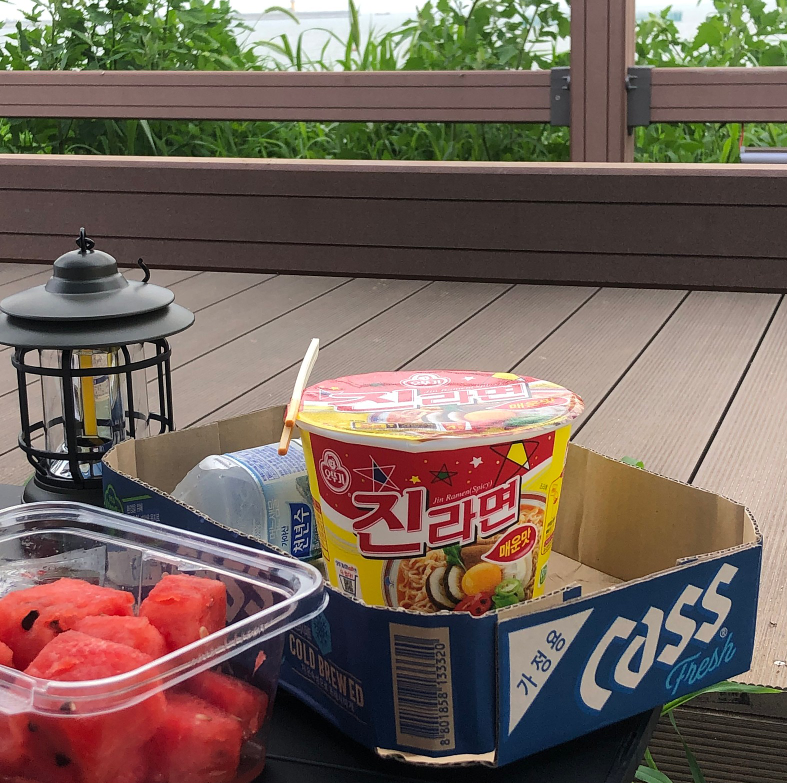 야외, 음식, 과일, 토마토이(가) 표시된 사진

자동 생성된 설명