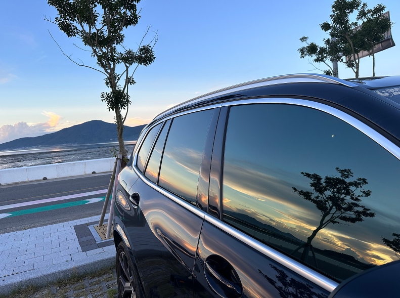 야외, 차량, 하늘, 육상 차량이(가) 표시된 사진
자동 생성된 설명