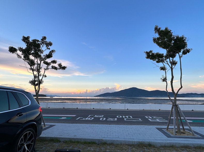 야외, 하늘, 육상 차량, 바퀴이(가) 표시된 사진
자동 생성된 설명