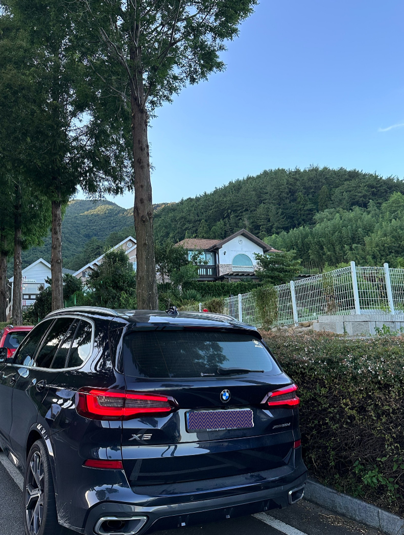 차량, 육상 차량, 야외, 바퀴이(가) 표시된 사진
자동 생성된 설명