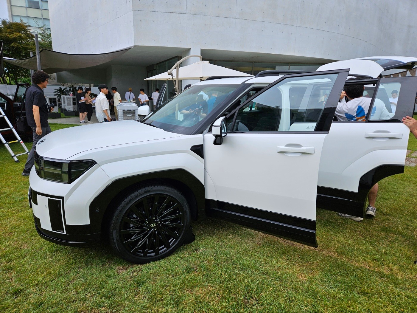 타이어, 차량, 바퀴, 육상 차량이(가) 표시된 사진
자동 생성된 설명