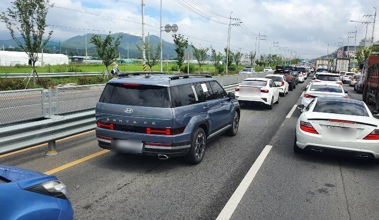 차량, 육상 차량, 야외, 텍스트이(가) 표시된 사진
자동 생성된 설명
