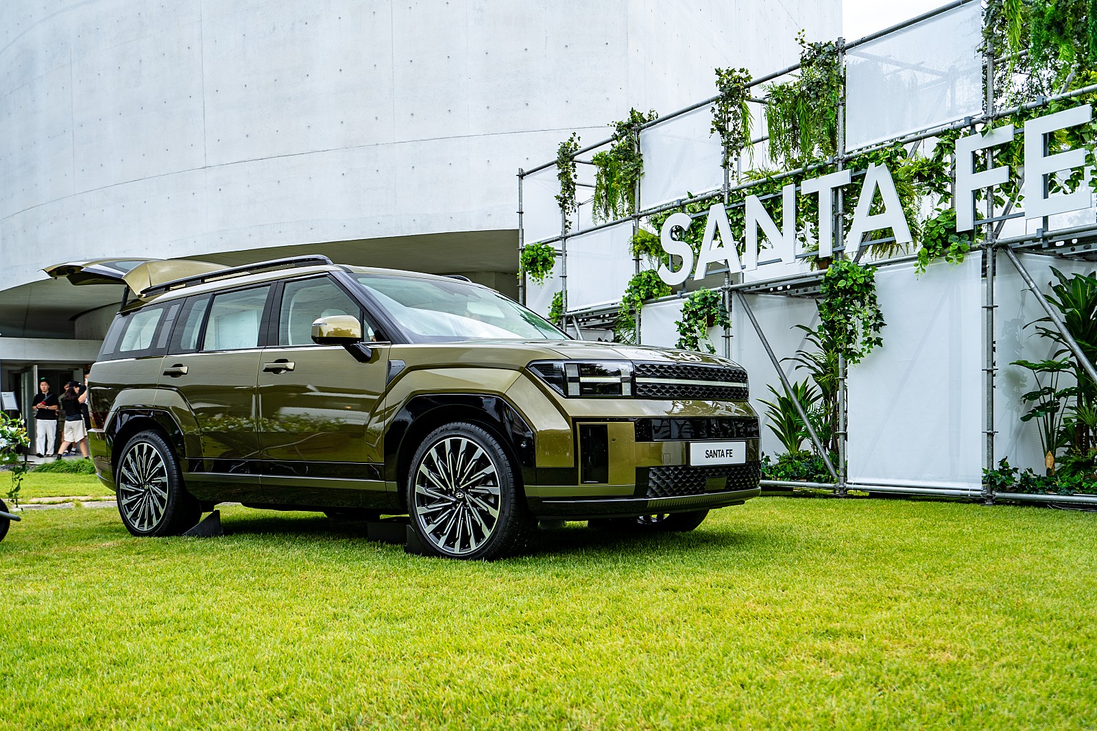 육상 차량, 차량, 바퀴, 타이어이(가) 표시된 사진
자동 생성된 설명