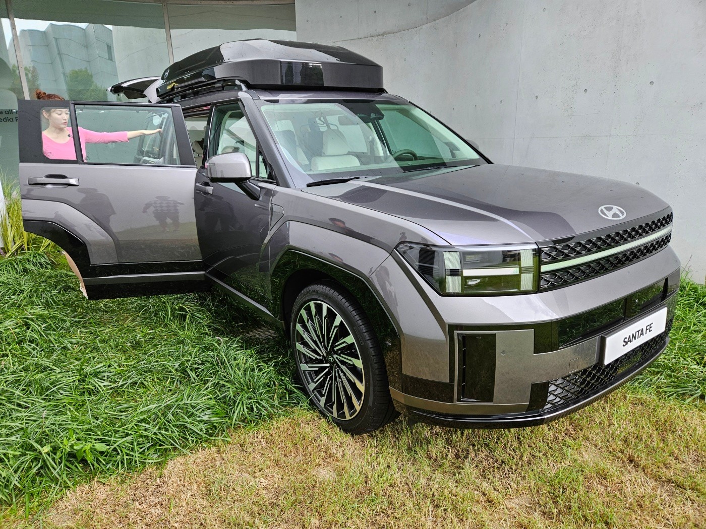 타이어, 차량, 잔디, 육상 차량이(가) 표시된 사진
자동 생성된 설명