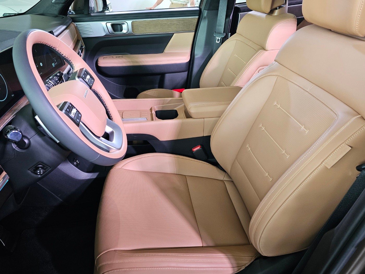 차량, 자동차, 카시트 커버, 육상 차량이(가) 표시된 사진
자동 생성된 설명