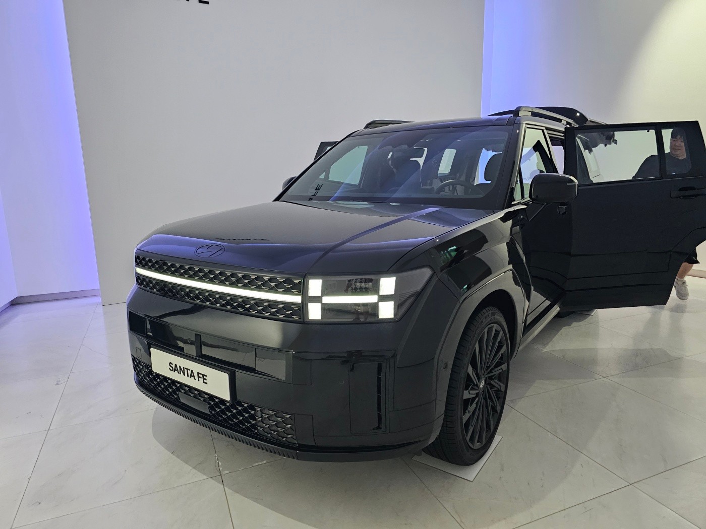 차량, 바퀴, 타이어, 육상 차량이(가) 표시된 사진
자동 생성된 설명