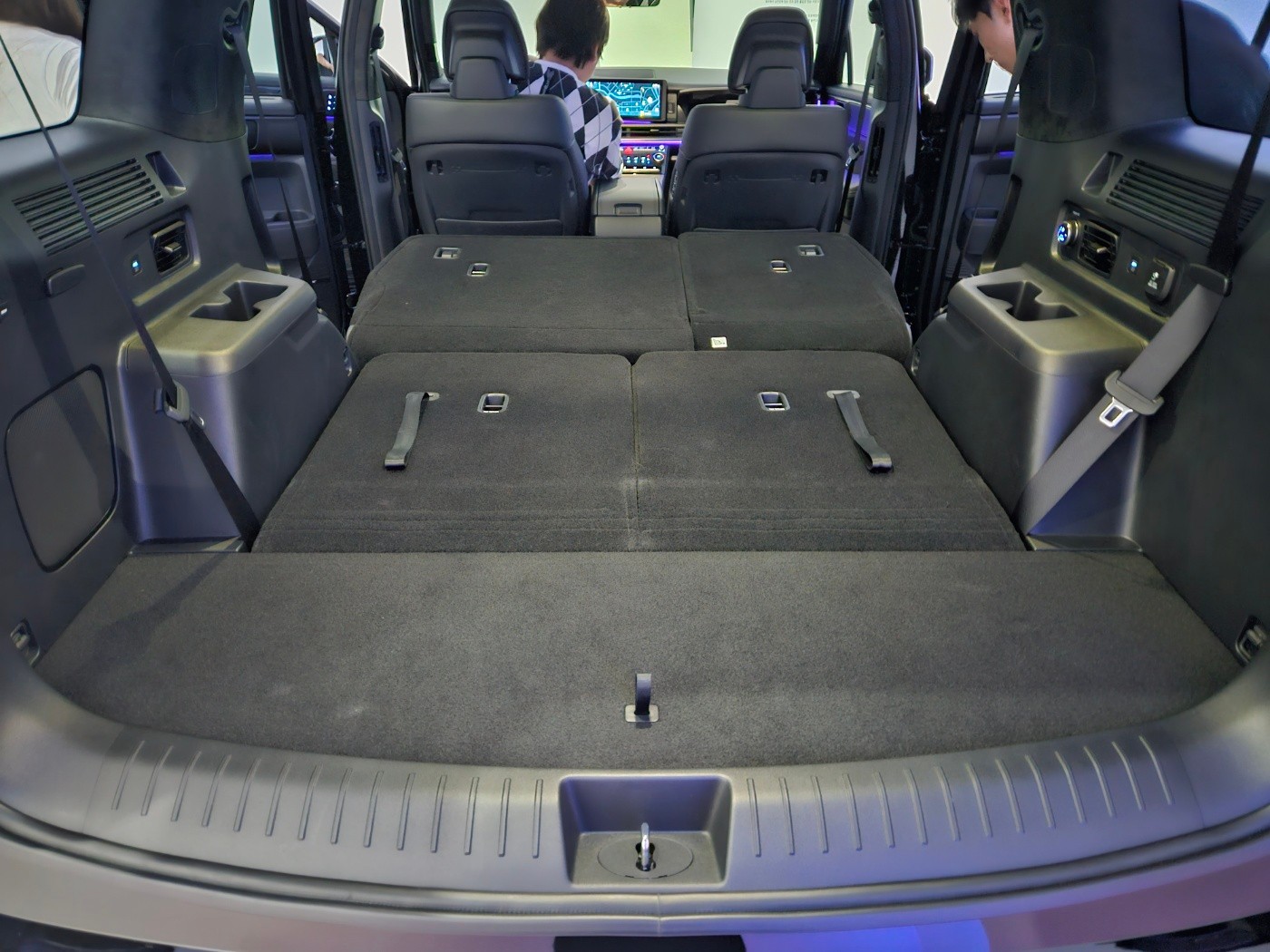 자동차, 카시트, 육상 차량, 카시트 커버이(가) 표시된 사진
자동 생성된 설명