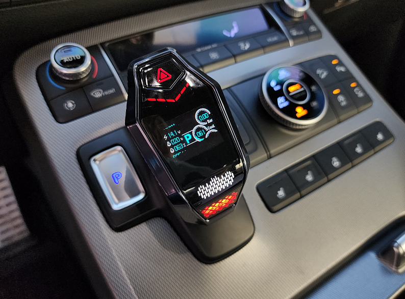 자동차, 센터 콘솔, 차량 오디오, 실내이(가) 표시된 사진
자동 생성된 설명