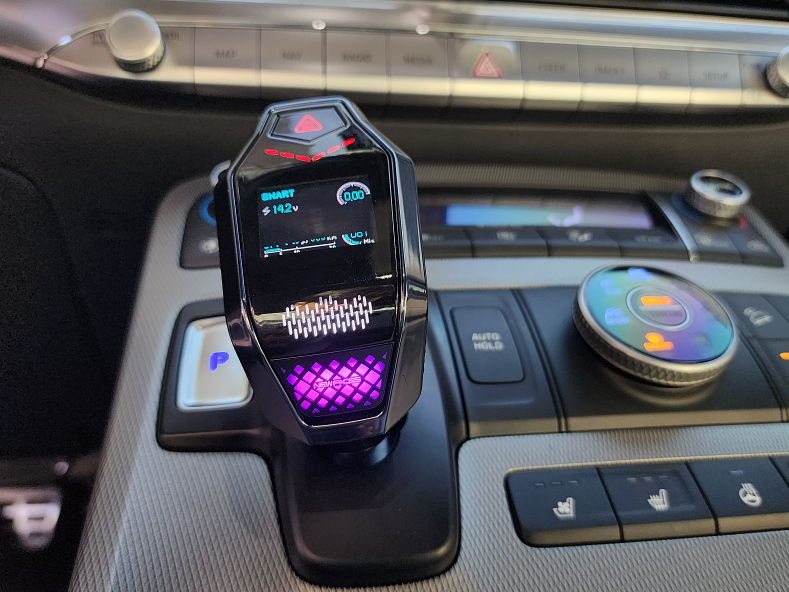 휴대 전화, 자동차, 정보기기, 전자 기기이(가) 표시된 사진
자동 생성된 설명