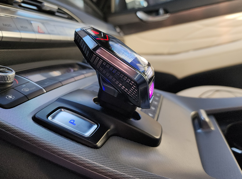 자동차, 차량, 센터 콘솔이(가) 표시된 사진
자동 생성된 설명