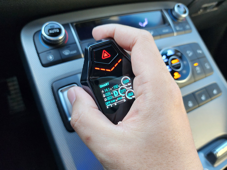 사람, 자동차, 정보기기, 차량 오디오이(가) 표시된 사진
자동 생성된 설명