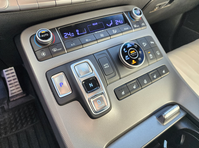 자동차, 센터 콘솔, 차량 오디오, 차량이(가) 표시된 사진
자동 생성된 설명