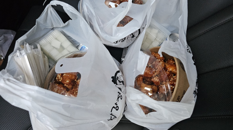 스낵, 음식, 비닐 봉투, 패스트푸드이(가) 표시된 사진
자동 생성된 설명