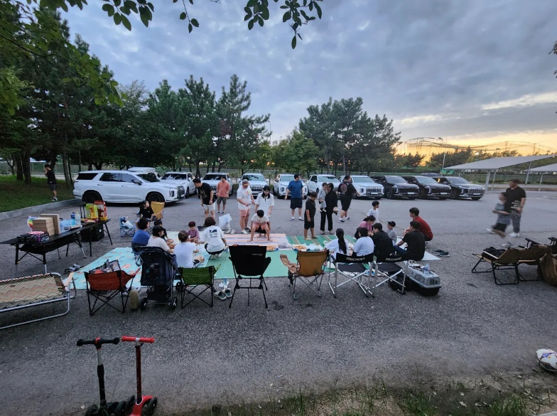 야외, 하늘, 구름, 바퀴이(가) 표시된 사진
자동 생성된 설명