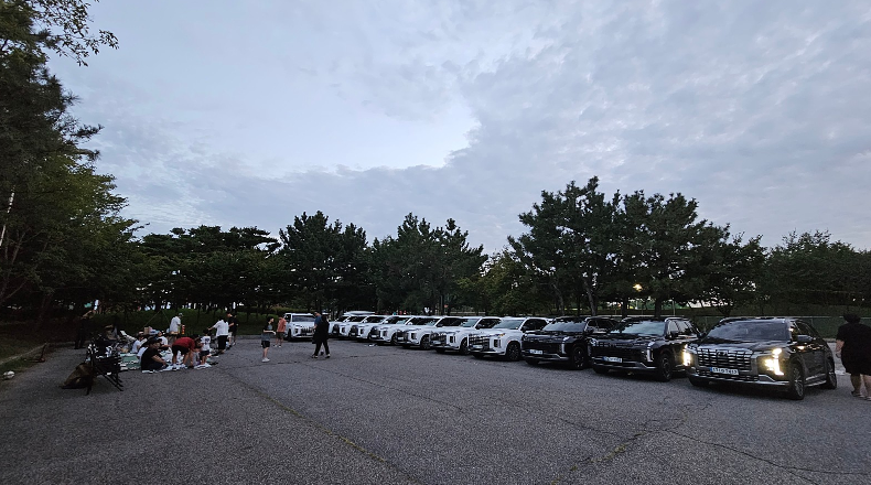 야외, 하늘, 나무, 자동차이(가) 표시된 사진
자동 생성된 설명