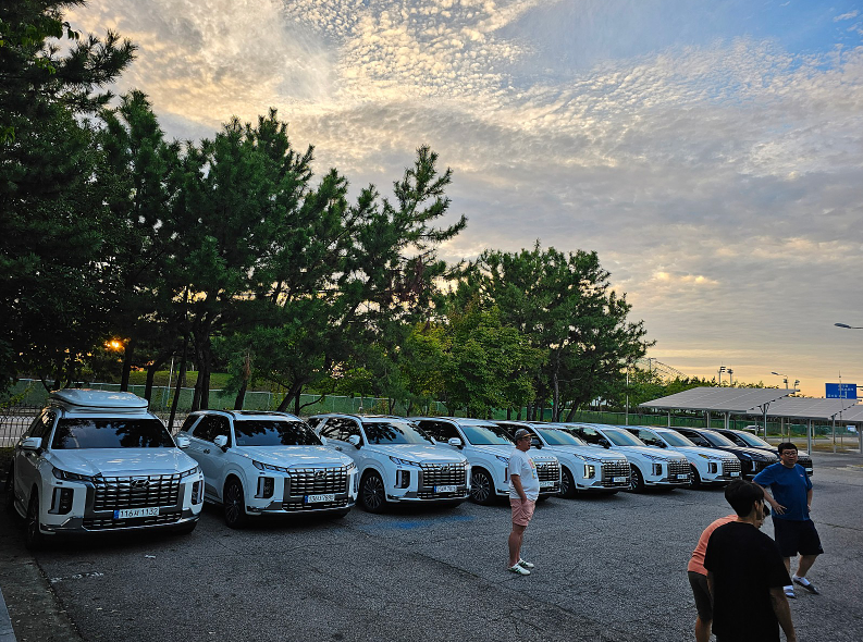 야외, 하늘, 차량, 육상 차량이(가) 표시된 사진
자동 생성된 설명