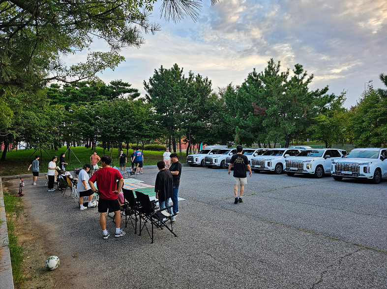 야외, 하늘, 나무, 육상 차량이(가) 표시된 사진
자동 생성된 설명