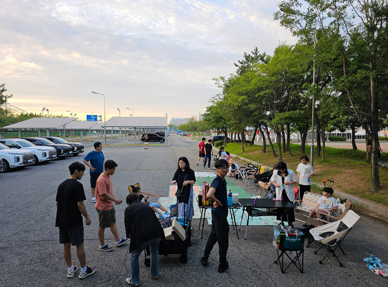 야외, 하늘, 자동차, 사람이(가) 표시된 사진
자동 생성된 설명