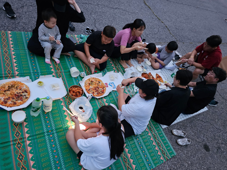 사람, 의류, 음식, 패스트푸드이(가) 표시된 사진
자동 생성된 설명