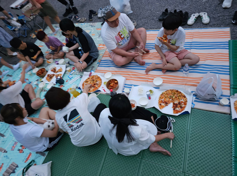 사람, 의류, 음식, 사람들이(가) 표시된 사진
자동 생성된 설명