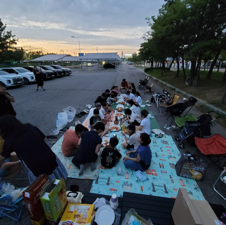 야외, 하늘, 자동차, 나무이(가) 표시된 사진
자동 생성된 설명