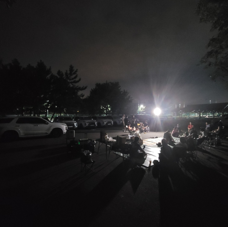 야외, 하늘, 나무, 차량이(가) 표시된 사진
자동 생성된 설명