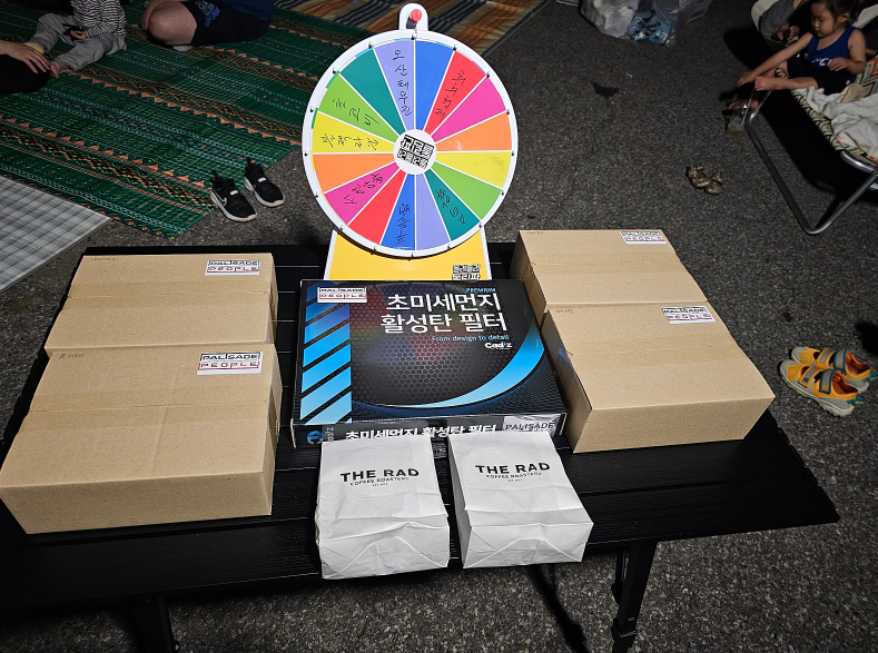 텍스트, 신발류, 상자, 의류이(가) 표시된 사진
자동 생성된 설명