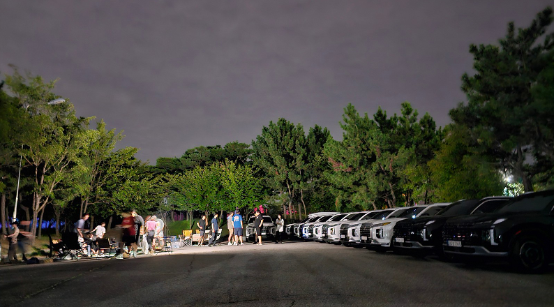 야외, 도로, 하늘, 육상 차량이(가) 표시된 사진
자동 생성된 설명