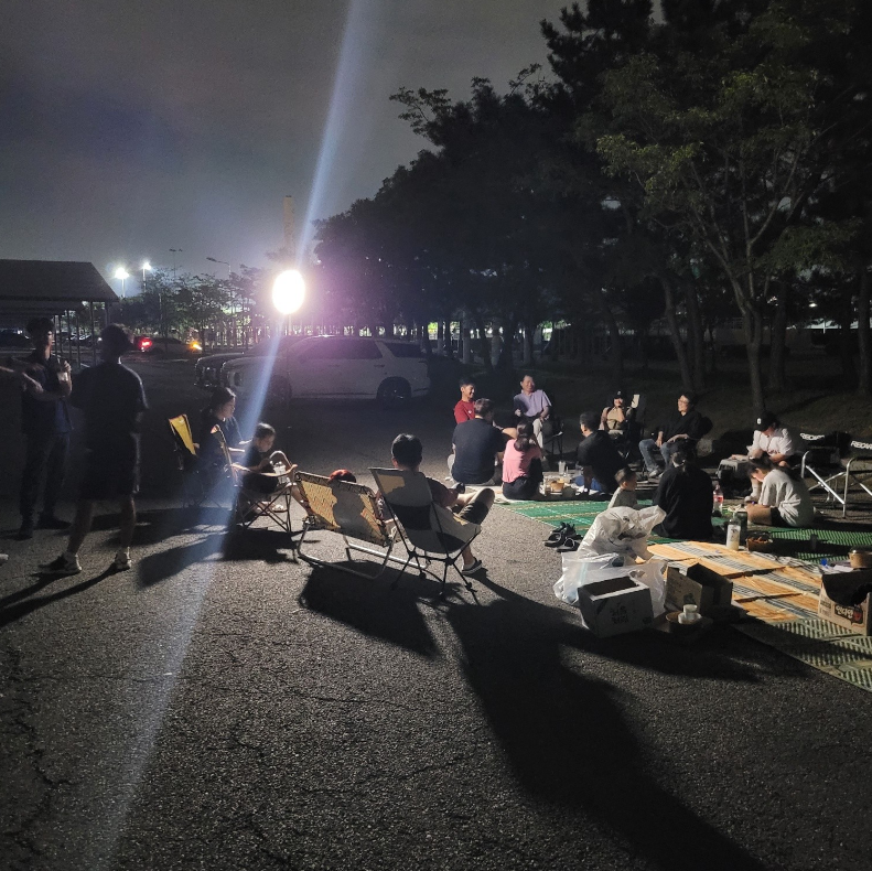 야외, 하늘, 지상, 나무이(가) 표시된 사진
자동 생성된 설명