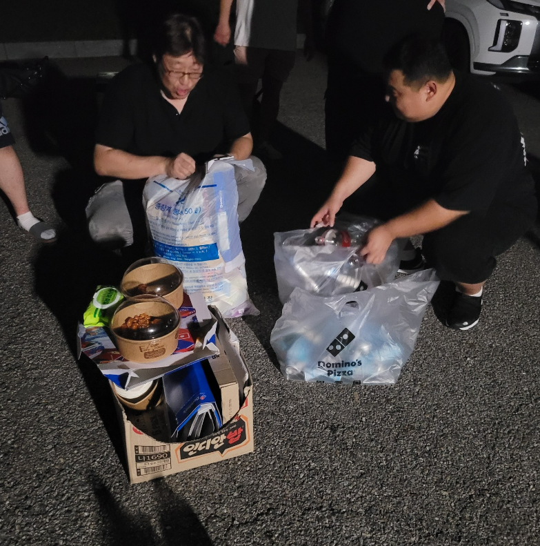 사람, 의류, 신발류, 병이(가) 표시된 사진
자동 생성된 설명